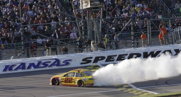 October 18, 2015: Joey Logano wins the Hollywood Casino 400 at Kansas Speedway in Kansas City, KS. (HHP/Harold Hinson)