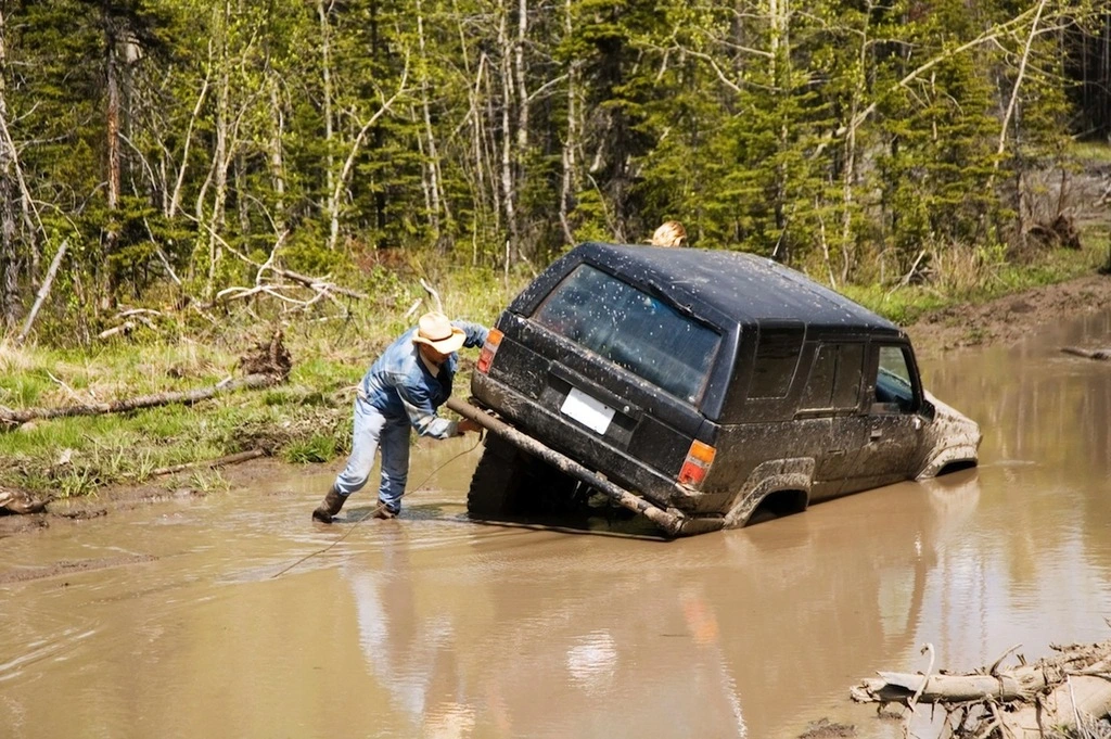 2389122_med-Truck-in-mud-1200x798px.webp