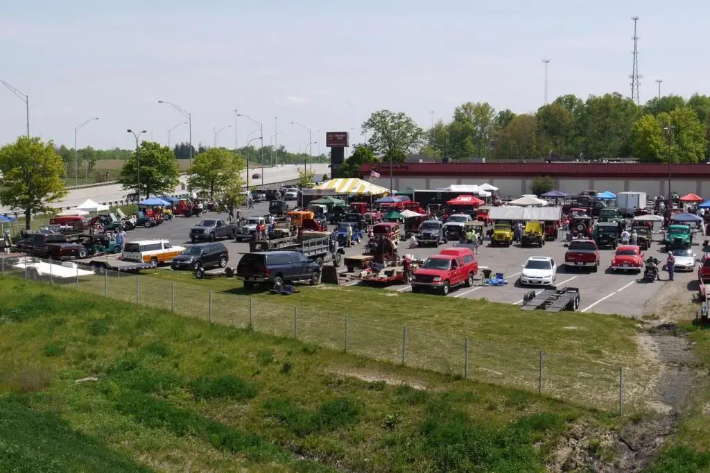 ai1091.photobucket.com_albums_i385_elmermdj_Willys_20Reunion_20Pictures_ParkingLot.webp