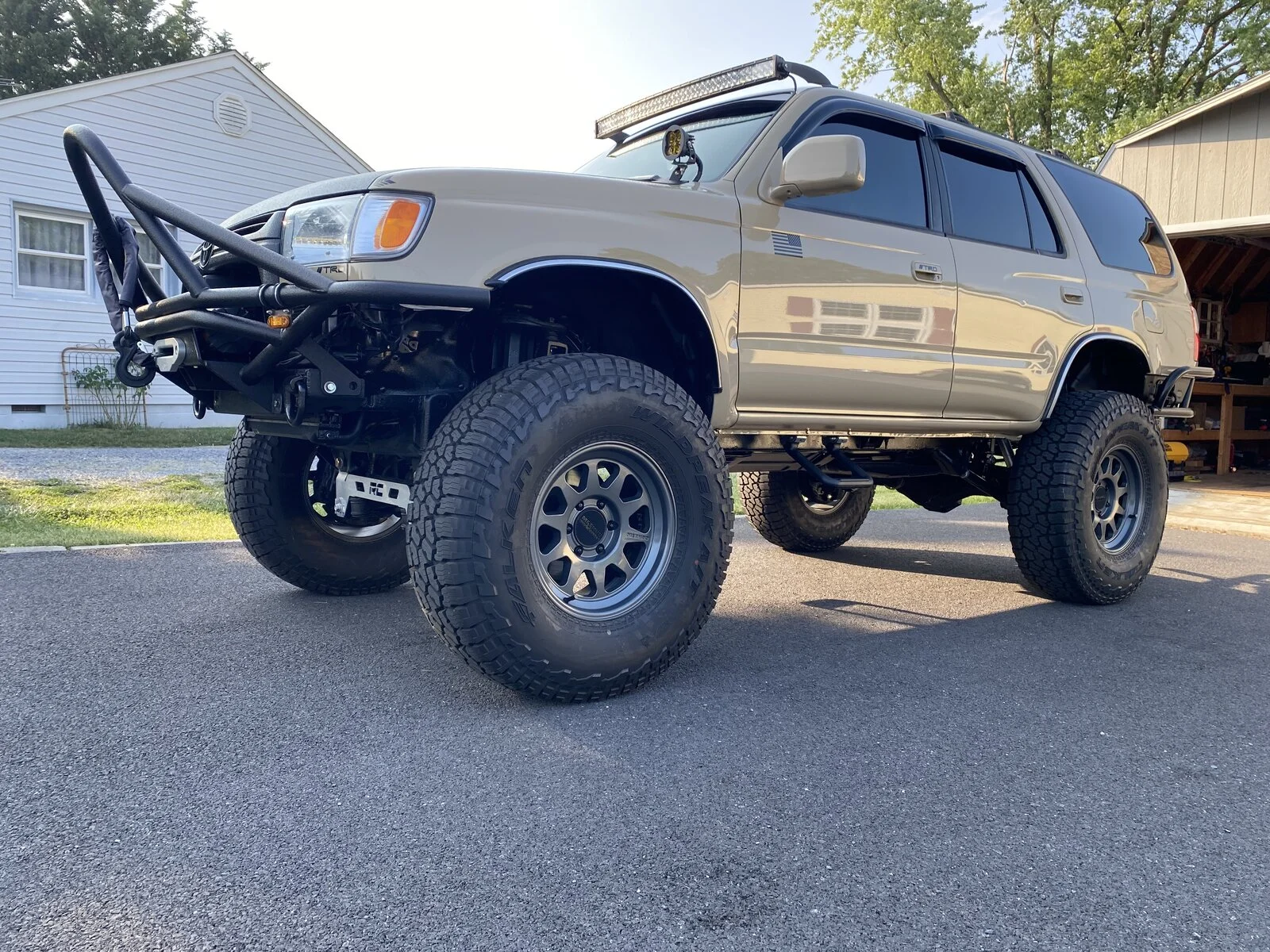 02 Toyota forerunner sport sr5 4x4 I have $30000 in it never been of road just got all dun all information is in picture post $20000 firm 5405505400