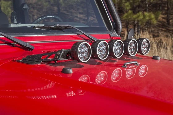 Rugged-Ridge-TJ-Hood-Mount-Light-Bar-Closeup.webp