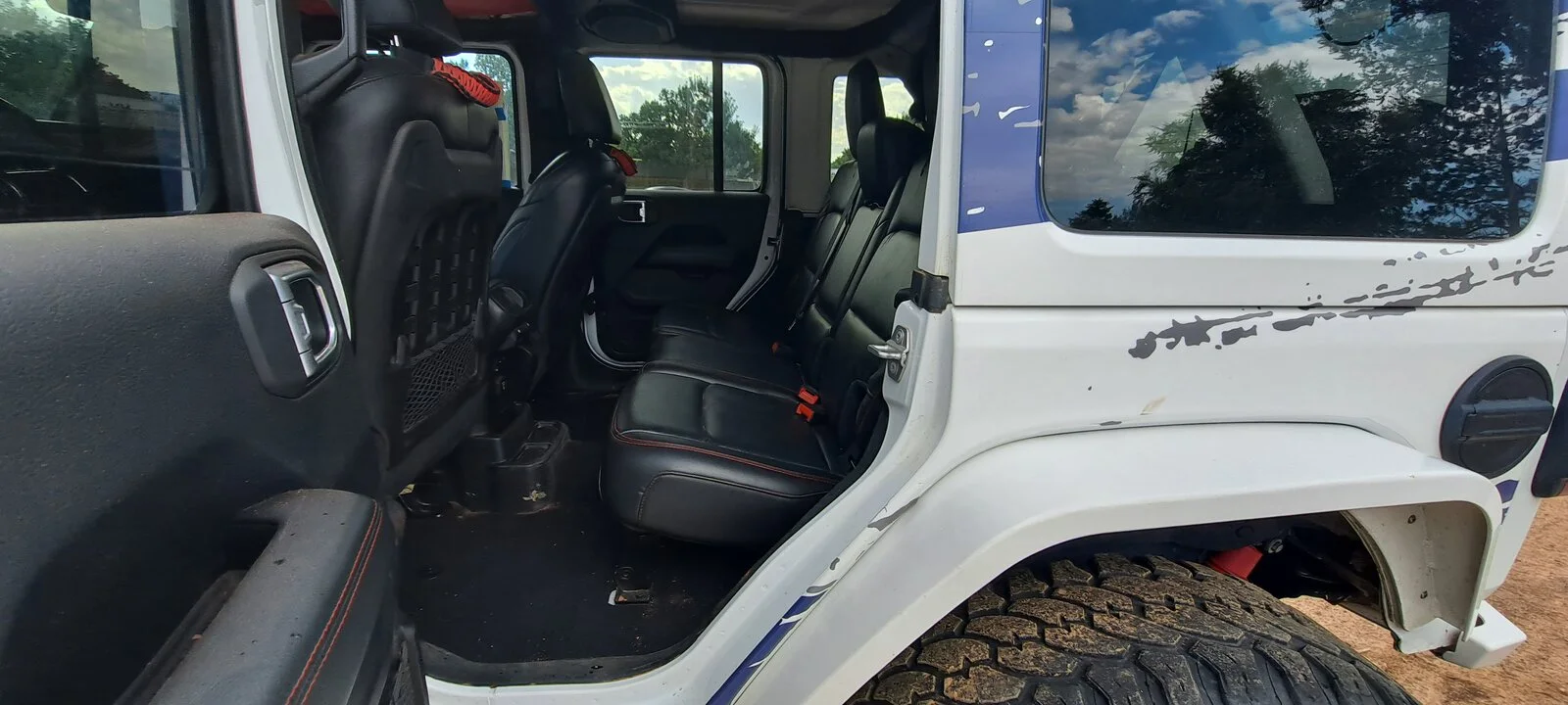white jeep 20230709_173517.webp